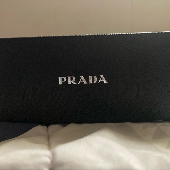 PRADA SUNGLASSES PROVIDED WITH CASE AND AUTHENTICATION CARD - Picture 4 of 7